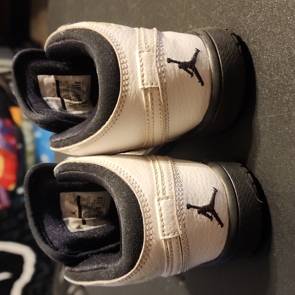 Kids Jordans - Picture 3 of 8